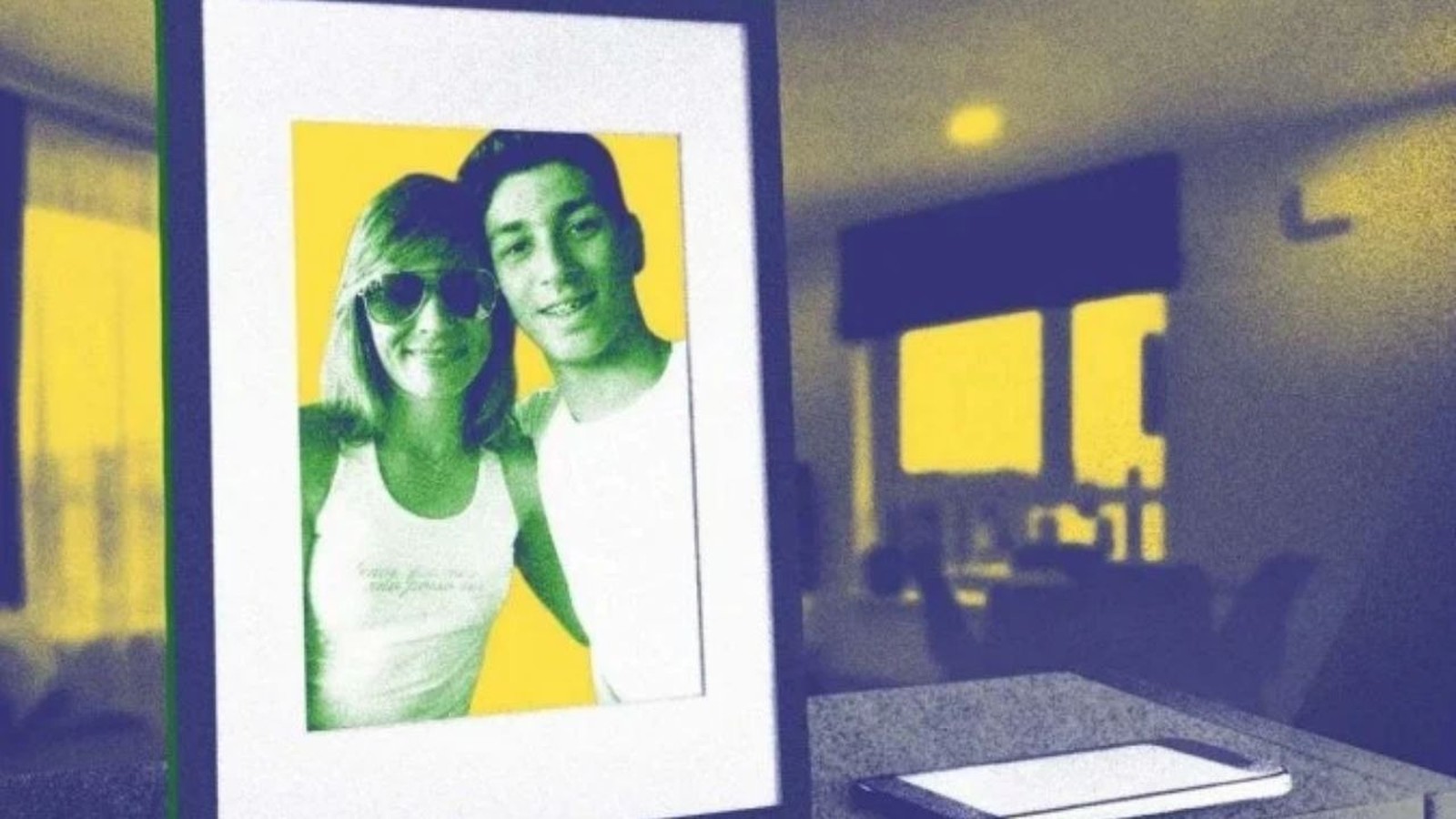 Foto colorida de Rafael e uma mulher sorrindo, em moldura, com filtro verde e amarelo.