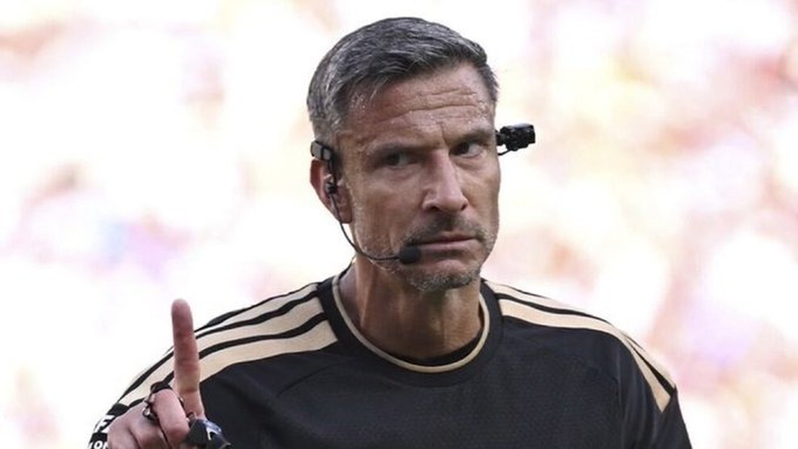 Slavko Vincic, árbitro, com headset e dedo indicador levantado