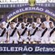 Jogadores do Vasco em campo, uniformizados, sob arco com 'Brasileirão Betano 2026'.