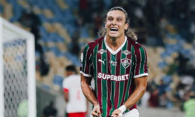 Jogador Fluminense, Agustín Canobbio, comemora gol em campo, camisa tricolor listrada