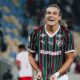 Jogador Fluminense, Agustín Canobbio, comemora gol em campo, camisa tricolor listrada