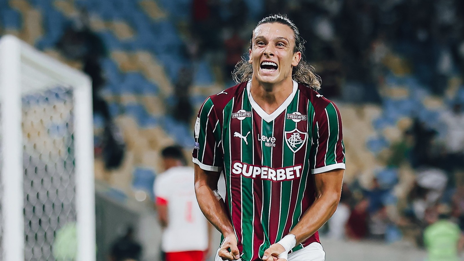 Jogador Fluminense, Agustín Canobbio, comemora gol em campo, camisa tricolor listrada