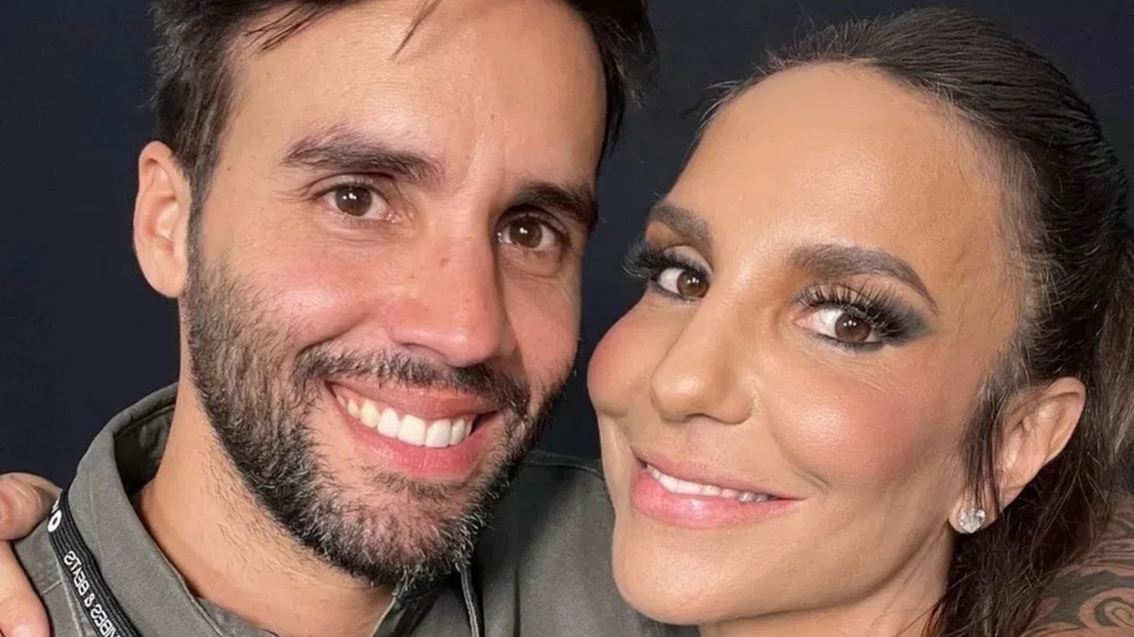 Close-up de Daniel Cady e Ivete Sangalo sorrindo juntos