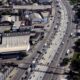Vista aérea da movimentada Avenida Brasil com carros, caminhões e edifícios industriais