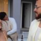 Fred Bruno e Indi sorrindo e se olhando; homem em segundo plano