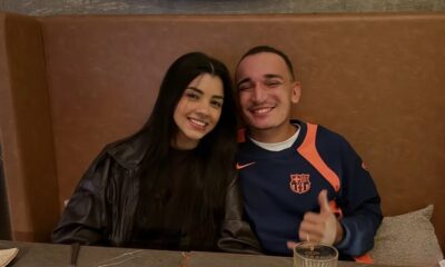 Ary Mirelle e João Gomes sorrindo, ele de camisa de time azul e laranja com polegar para cima