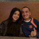Ary Mirelle e João Gomes sorrindo, ele de camisa de time azul e laranja com polegar para cima