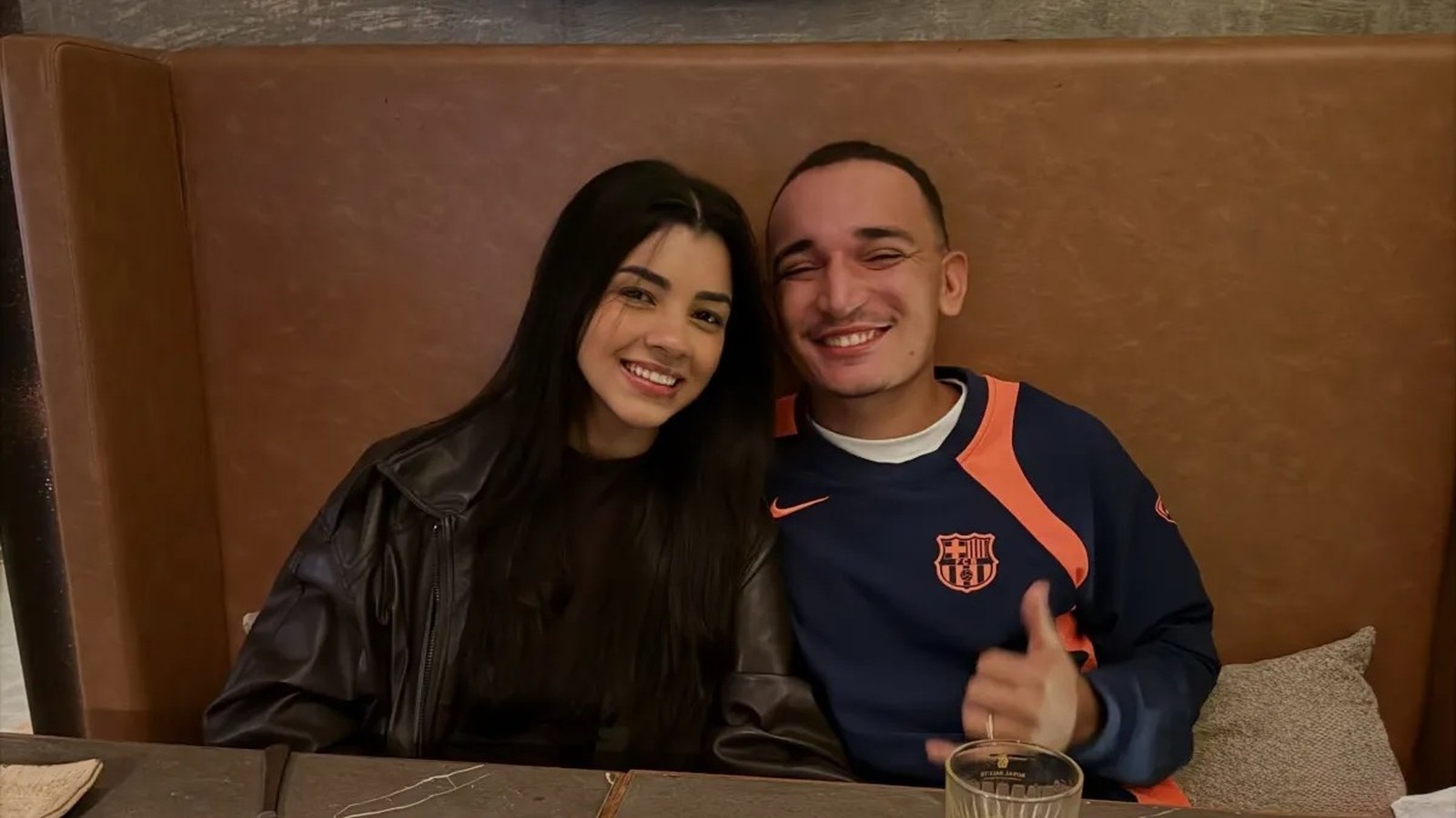 Ary Mirelle e João Gomes sorrindo, ele de camisa de time azul e laranja com polegar para cima
