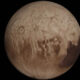 Parece a Terra, mas não é: esta lua tem rios, chuvas e mares