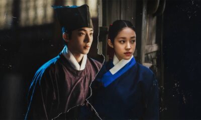Homem e mulher, em hanbok, divididos por linha irregular, com fundo escuro e textura