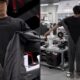 Homem em laboratório experimenta roupa robótica cinza que se veste sozinha, com dispositivos nos pés