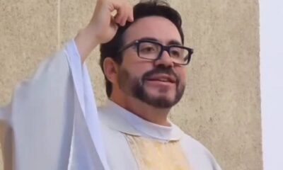 Padre Fábio de Melo de óculos, barba e veste sacerdotal branca, mão na cabeça