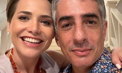 Letícia Colin sorrindo e Michel Melamed, ambos em close-up, olhando para a câmera