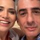 Letícia Colin sorrindo e Michel Melamed, ambos em close-up, olhando para a câmera