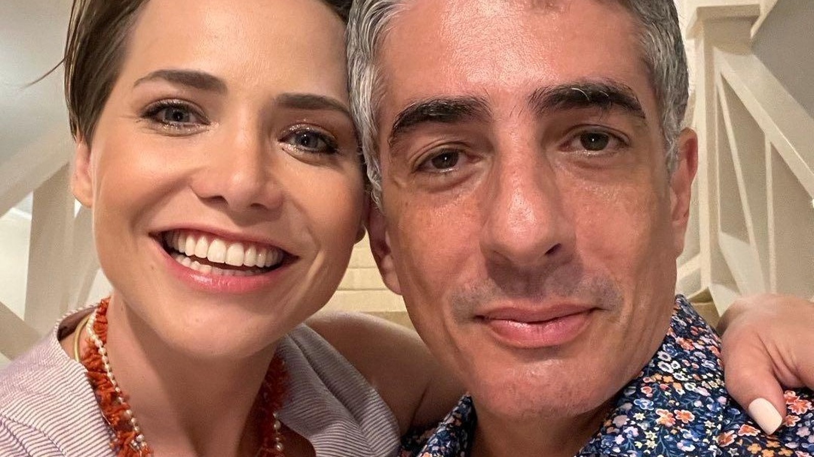 Letícia Colin sorrindo e Michel Melamed, ambos em close-up, olhando para a câmera