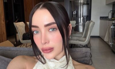 Close-up da influenciadora Adriana García, com cabelo escuro, olhos claros e maquiagem natural