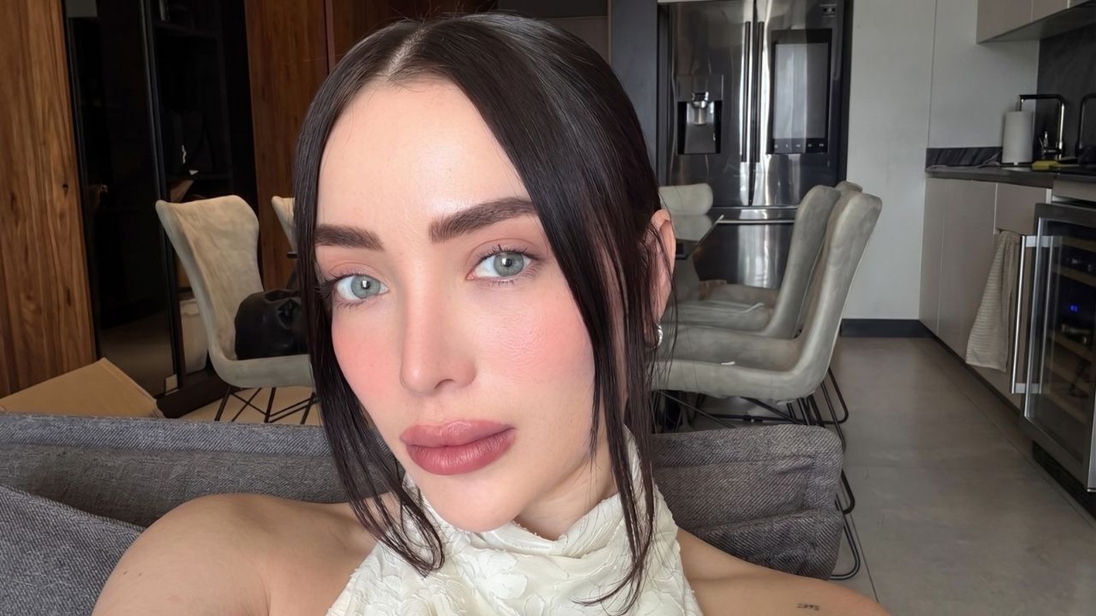 Close-up da influenciadora Adriana García, com cabelo escuro, olhos claros e maquiagem natural