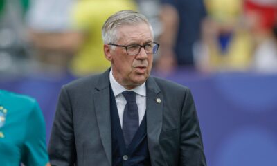 Carlo Ancelotti, de terno, colete, gravata e óculos, com cabelo grisalho