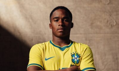 Endrick em camisa amarela da Seleção Brasileira com logotipos CBF e Nike, braços cruzados