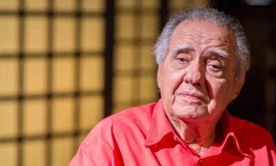 Luiz Carlos Barreto, homem idoso de cabelo grisalho e camisa vermelho-alaranjada
