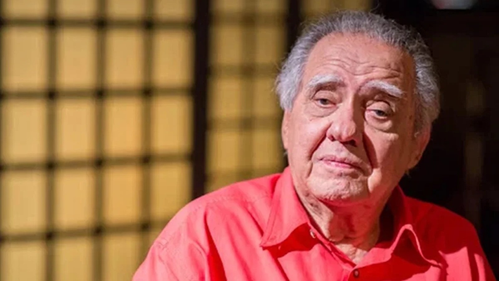 Luiz Carlos Barreto, homem idoso de cabelo grisalho e camisa vermelho-alaranjada