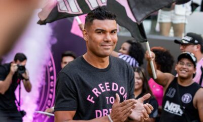 Casemiro, sorrindo e aplaudindo, com camisa "FREEDOM TO DREAM" em evento do Inter Miami