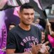Casemiro, sorrindo e aplaudindo, com camisa "FREEDOM TO DREAM" em evento do Inter Miami