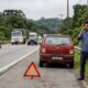 Motorista roda com o tanque na reserva para gastar menos, mas fica parado no meio da rua e descobre que essa atitude pode virar multa