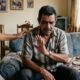 A psicologia sugere que algumas pessoas parecem fortes na vida adulta, mas podem ter aprendido isso por falta de afeto na infância