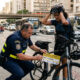 Ciclista tenta escapar do trânsito pedalando pela calçada de pedestres e é abordado com risco de apreensão do veículo e multa de R$ 130 reais