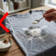 Sem tira-manchas caros, nem lavanderia: a melhor forma de remover marcas de óleo recentes da roupa usando apenas amido de milho