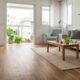 Nem laminado, nem madeira natural: o novo queridinho piso das reformas parece madeira, é resistente à água e ainda ajuda a reduzir o barulho dentro de casa