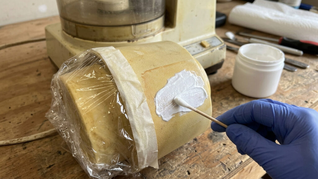 Adeus eletrodomésticos amarelados: a nova técnica simples com água oxigenada e plástico filme para clarear geladeiras e micro-ondas sem esforço