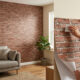 Adeus parede sem graça na sala: a nova técnica com papel adesivo de tijolo aparente para criar um painel estilo loft urbano em um fim de semana
