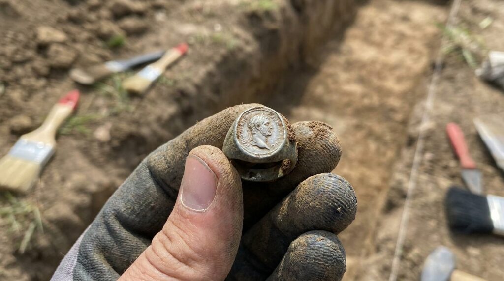 Anel de 1.700 anos com retrato de imperador romano aparece na Alemanha e intriga arqueólogos