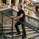 Frase do dia de Arnold Schwarzenegger: "Lembre-se: você não sobe os degraus do sucesso com as mãos nos bolsos."