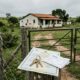 O fazendeiro comprou um terreno em leilão por R$ 110 mil, achando ter feito um ótimo negócio, mas descobre que o antigo morador se recusa a sair e acaba batalhando no judicial pela desocupação por anos