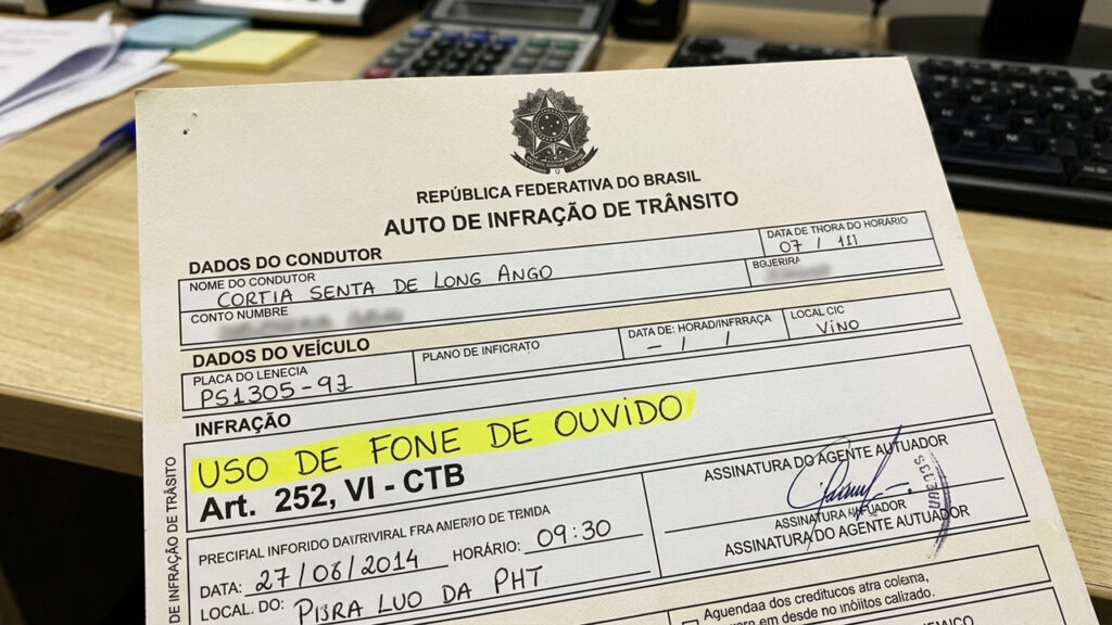 Motociclista usa fones de ouvido sem fio por baixo do capacete para ouvir música e acaba autuado por agente de trânsito em blitz de rotina