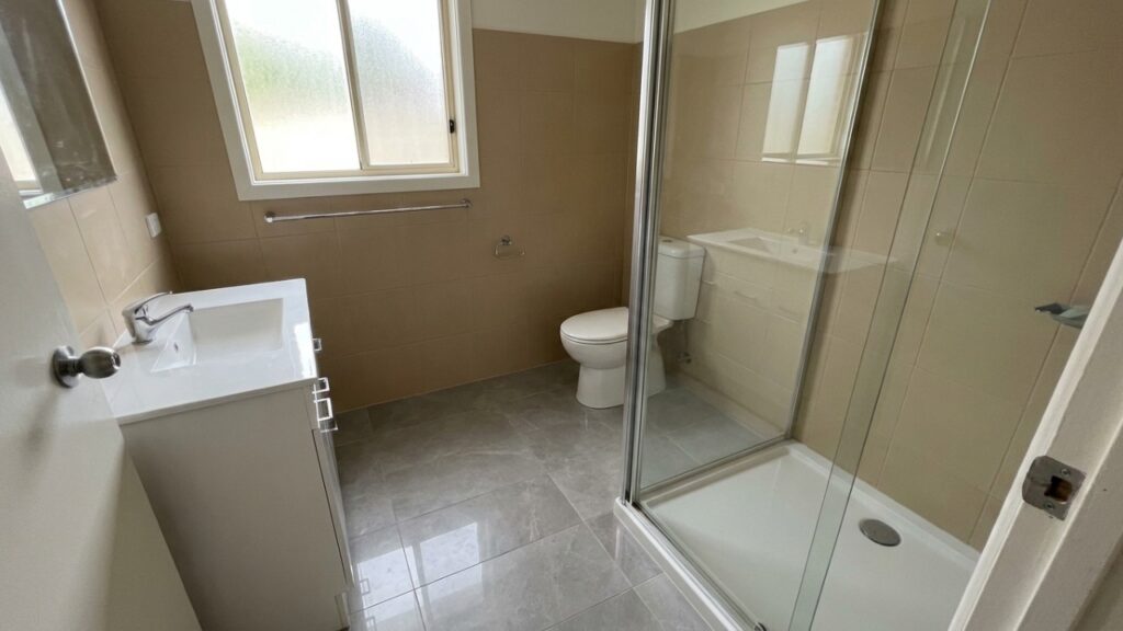 Pintura para azulejo no banheiro: como renovar sem quebra-quebra e evitar manchas no acabamento