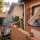 Família acende churrasqueira todos os domingos, fumaça invade o quarto da casa ao lado e vizinhos descobrem que uma regra criada em 1941 pode ser usada para exigir providências