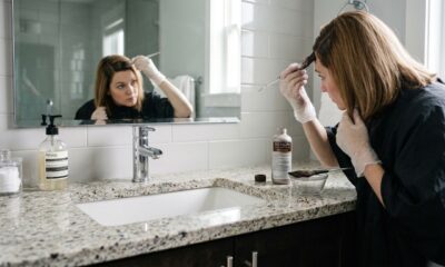 Cabeleireiros alertam: lavar o cabelo antes de pintar pode irritar o couro cabeludo e comprometer o resultado da coloração
