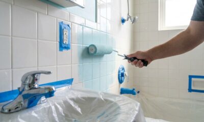 Pintura para azulejo no banheiro: como renovar sem quebra-quebra e evitar manchas no acabamento