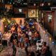 Homem aumenta o volume da música durante festa de aniversário, ignora reclamações dos vizinhos e comemoração termina em conflito