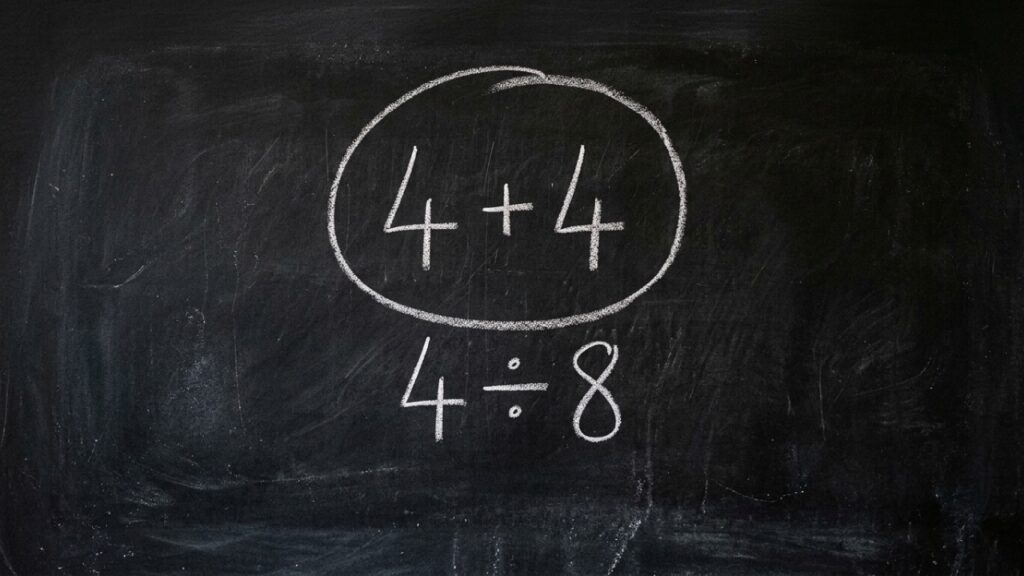 Você consegue resolver 4 ÷ (4 + 4) em quantos segundos sem cair na pegadinha?
