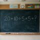 O cálculo 20 + 10 ÷ 5 × 5 parece fácil, mas poucos acertam de primeira