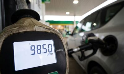 Governo encerra o programa que segurava o preço dos combustíveis e motoristas já sentem a diferença