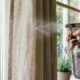 Mistura de álcool com óleo de lavanda e amaciante: para que serve e por que mantém tecidos e cortinas perfumados por 48 horas