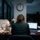 Uma funcionária de 31 anos, com excelente desempenho, sofreu um AVC três meses após começar a trabalhar; o tribunal considerou o ocorrido como "excesso de trabalho" e determinou uma indenização de 12,28 milhões! Ela trabalhava 100 horas extras por mês sem redução de jornada, e a empresa alegou que foi uma escolha pessoal dela
