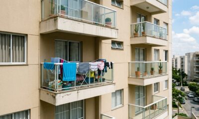 Morador estende roupas na janela para economizar na secadora, mas a "poluição visual" na fachada acaba gerando notificação e multa do condomínio 