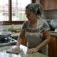 A psicologia aponta que limpar enquanto cozinha não é apenas organização, mas pode revelar uma tentativa de controlar o estresse antes que ele aumente